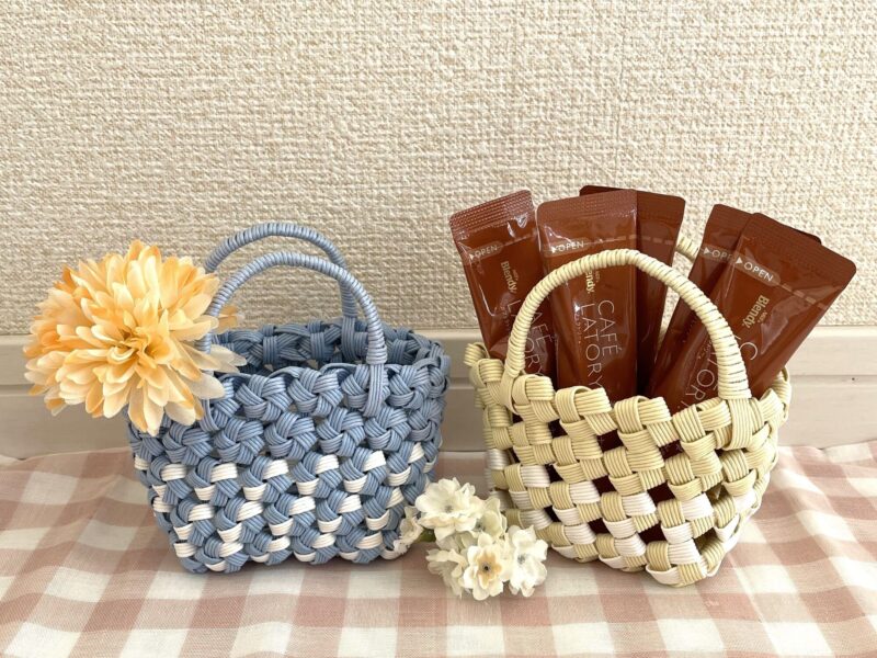 紙ひもで作った花結びと四つ畳編みのミニバスケット