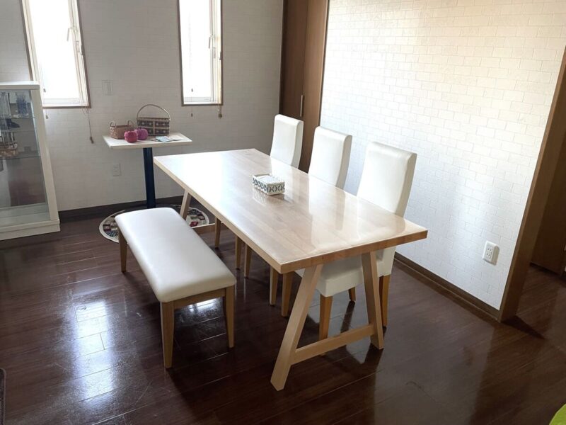 ミカヅキの室内写真　作品を制作するテーブル