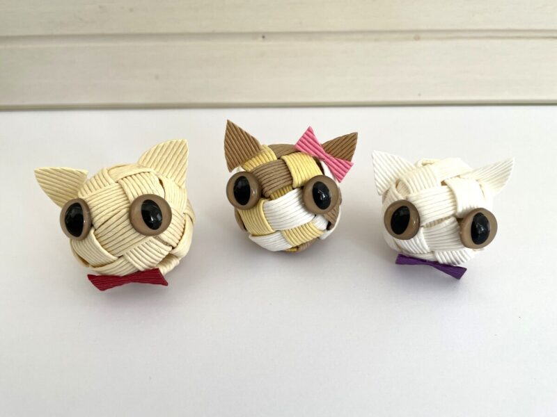 紙バンドで作った猫のモチーフ。３匹の猫です。