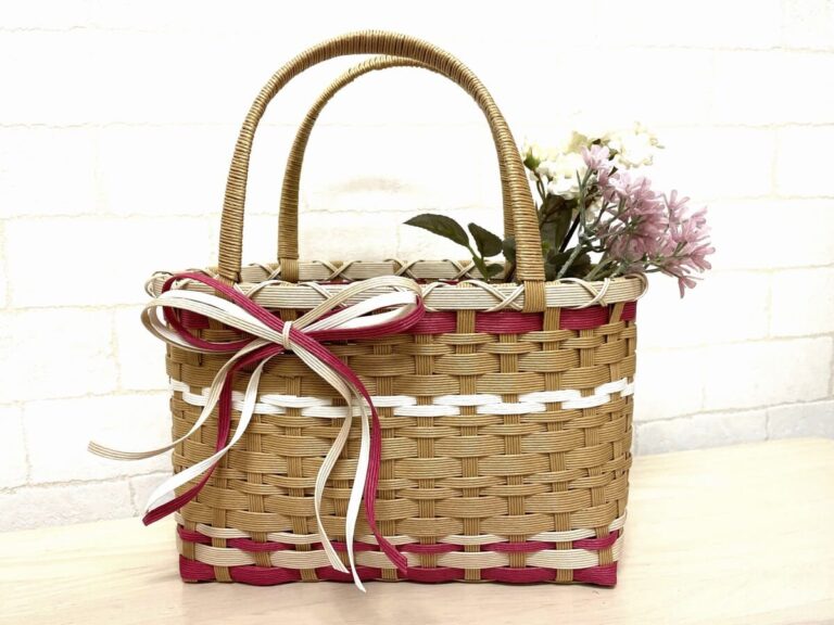紙バンドで編んだバッグ。春をイメージするパステルピンクがアクセントです。