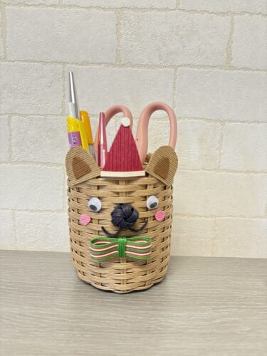 紙バンドで作ったクマちゃんのペン立て。