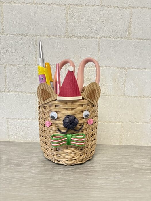 紙バンドで作ったクマちゃんのペン立て。